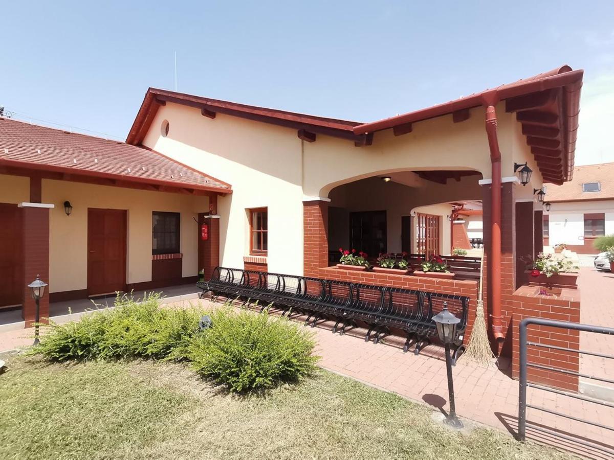 Balmazújváros Kamilla Panzio Es Rendezvenyhaz Bed & Breakfast エクステリア 写真