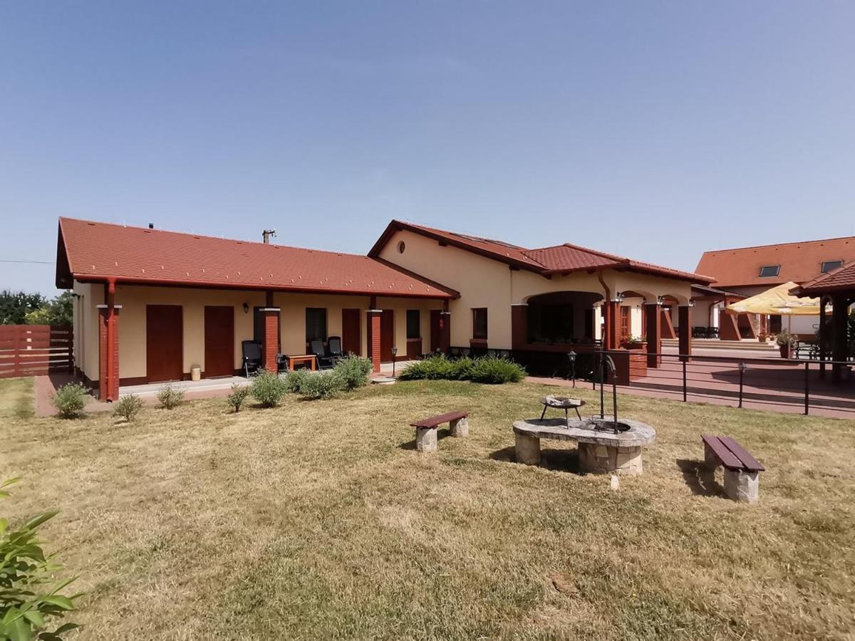Balmazújváros Kamilla Panzio Es Rendezvenyhaz Bed & Breakfast エクステリア 写真