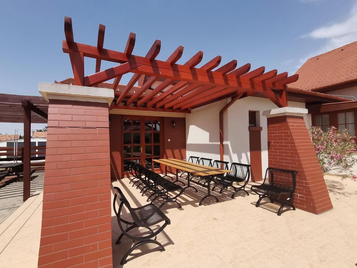 Balmazújváros Kamilla Panzio Es Rendezvenyhaz Bed & Breakfast エクステリア 写真