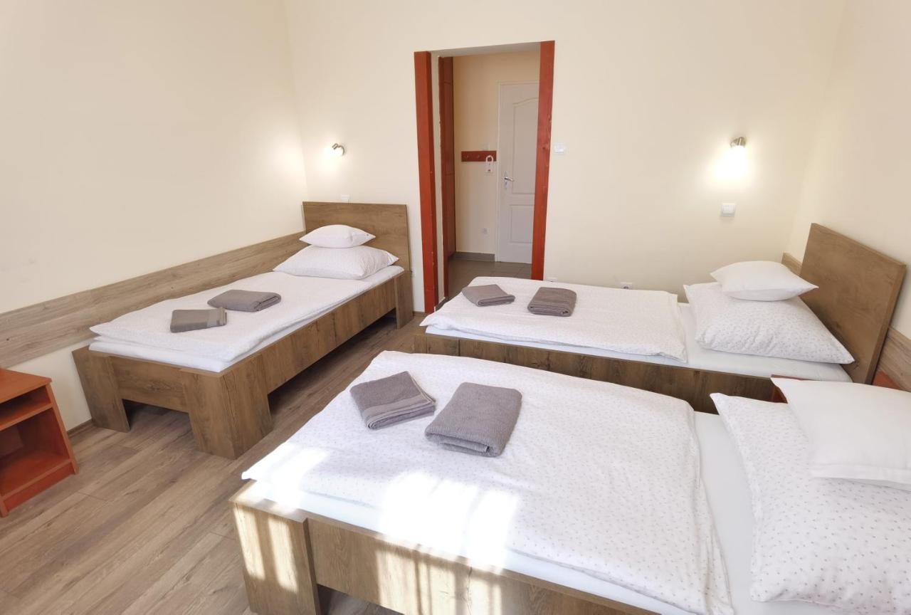 Balmazújváros Kamilla Panzio Es Rendezvenyhaz Bed & Breakfast エクステリア 写真