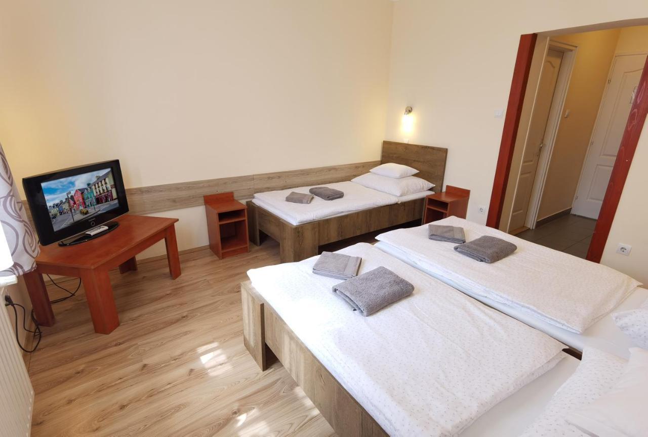 Balmazújváros Kamilla Panzio Es Rendezvenyhaz Bed & Breakfast エクステリア 写真