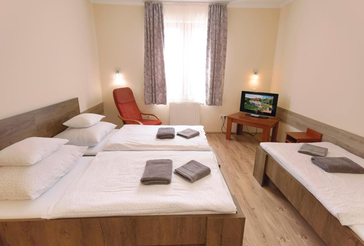 Balmazújváros Kamilla Panzio Es Rendezvenyhaz Bed & Breakfast エクステリア 写真