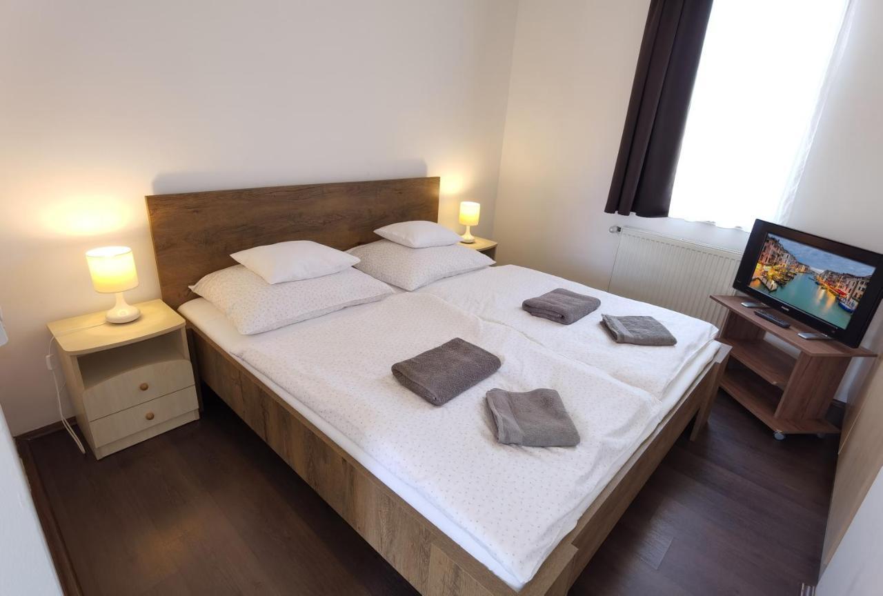 Balmazújváros Kamilla Panzio Es Rendezvenyhaz Bed & Breakfast エクステリア 写真