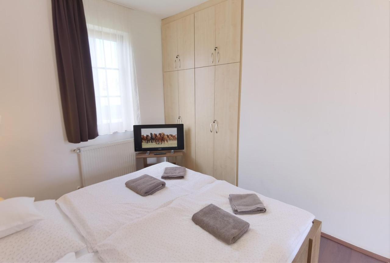 Balmazújváros Kamilla Panzio Es Rendezvenyhaz Bed & Breakfast エクステリア 写真